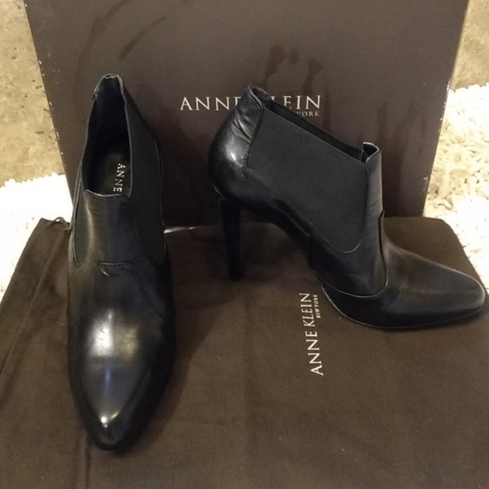 Leather Anne Klein booties. Size 7, in an original box, dust bag. Gently used.